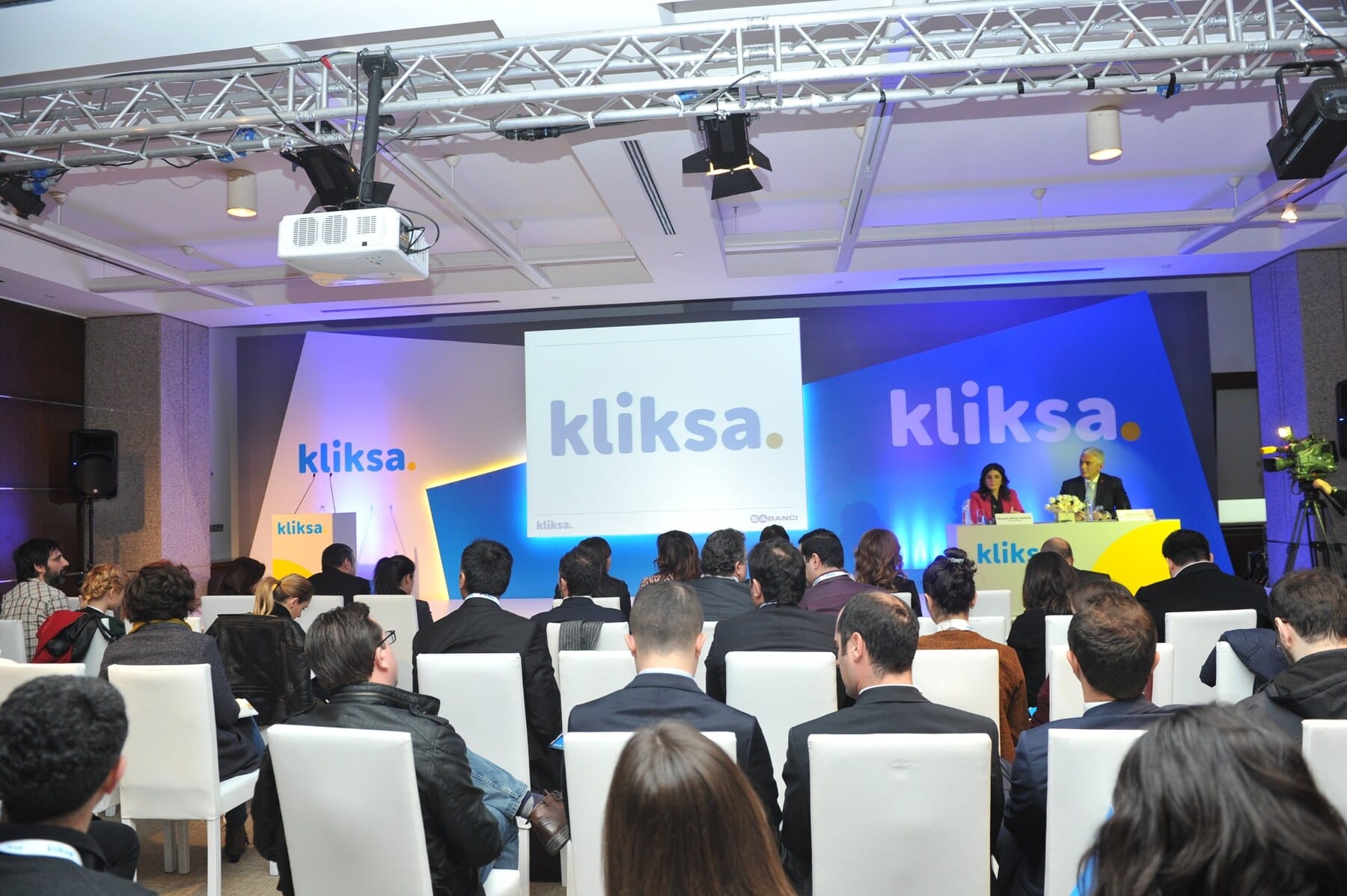 Kliksa basın etkinliğinde sahne ve katılımcılar