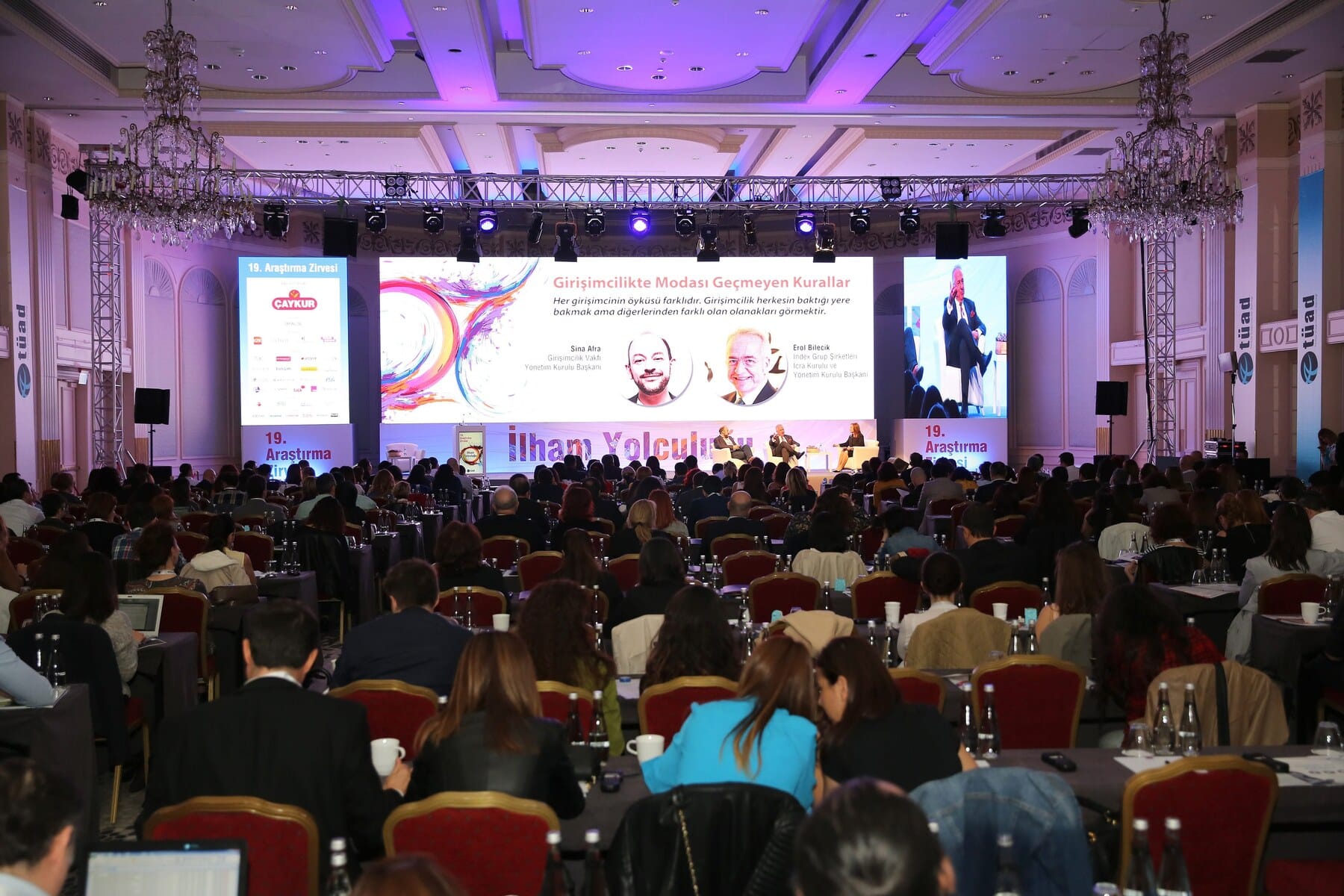 TÜAD etkinliğinde salon ve katılımcılar